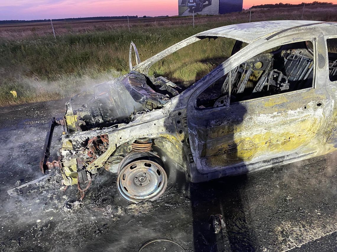 Tajemniczy pożar samochodu na autostradzie A4. W akcji strzeleccy strażacy