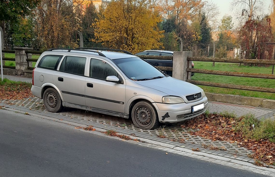 Samochody porzucone na ulicach Strzelec Opolskich. Kto za nie odpowiada?
