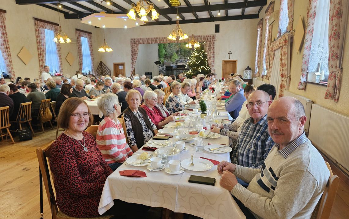 Seniorzy z gminy Jemielnica łamali się opłatkiem. Za nimi szczególne spotkanie