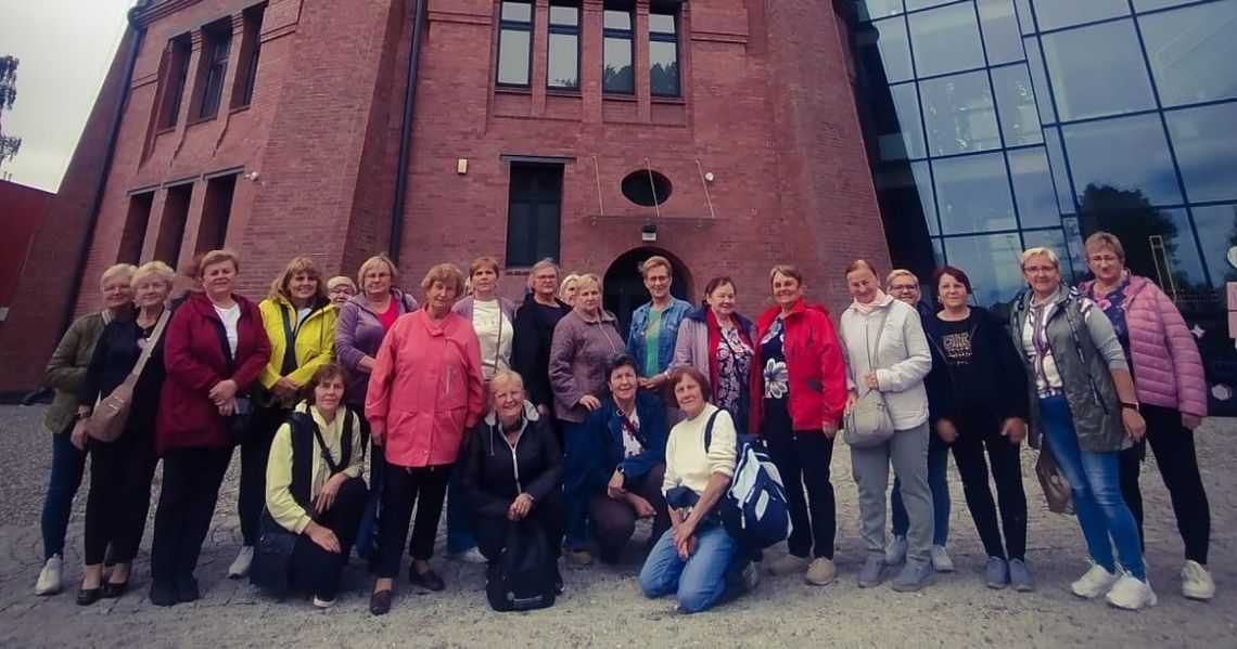 Seniorzy z gminy Ujazd na wycieczce. Odwiedzili park wodny i nie tylko