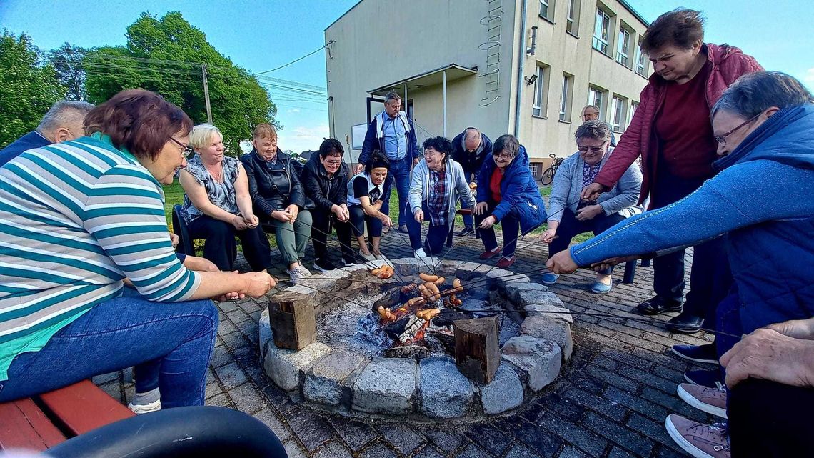 Seniorzy z Izbicka spotkali się przy wspólnym ognisku. To już tradycja