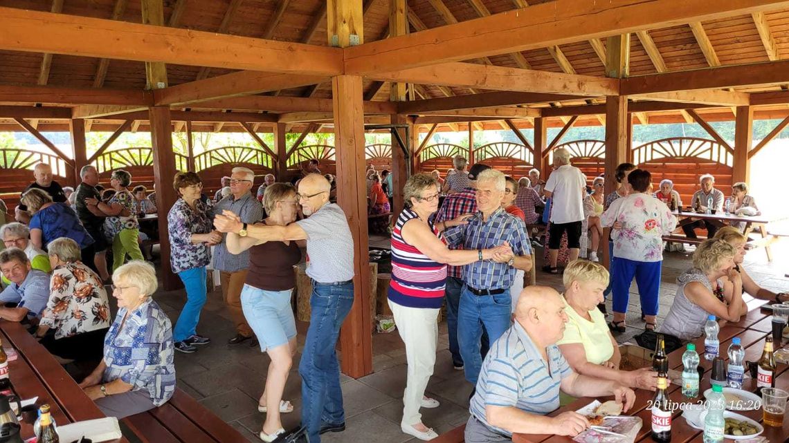 Seniorzy z Jemielnicy biesiadowali pod wiatą w Gąsiorowicach