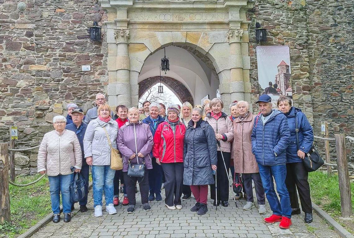 Seniorzy zwiedzali zamek i kościół w Toszku