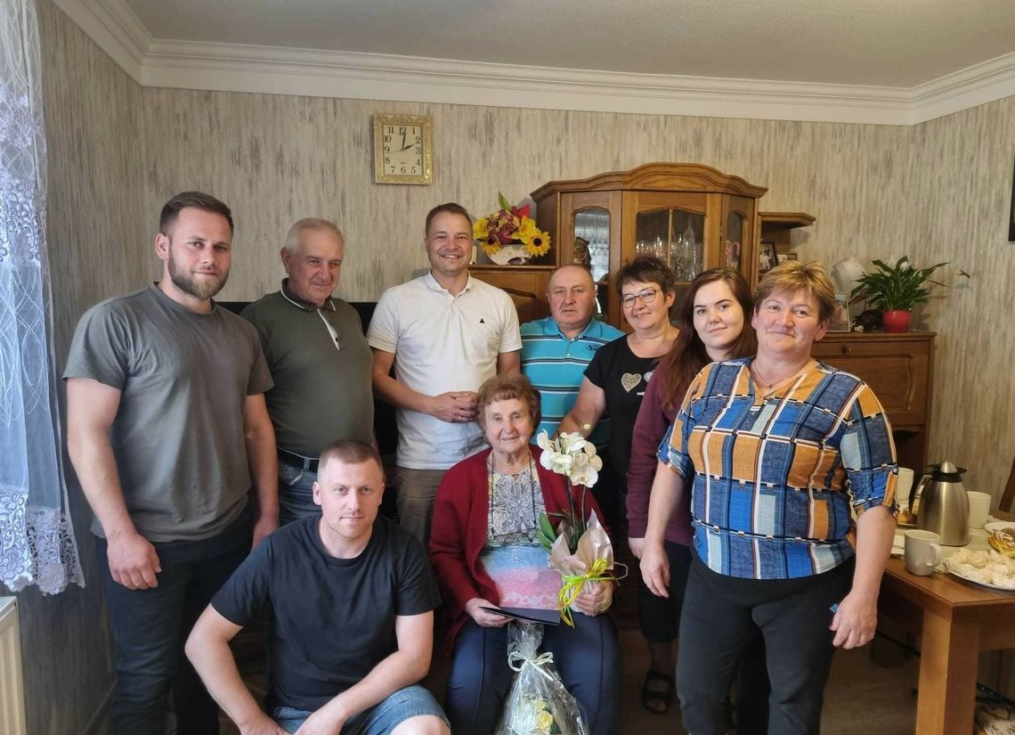 Serdeczności dla mieszkanki Niezdrowic. Jubilatka świętowała 90. urodziny