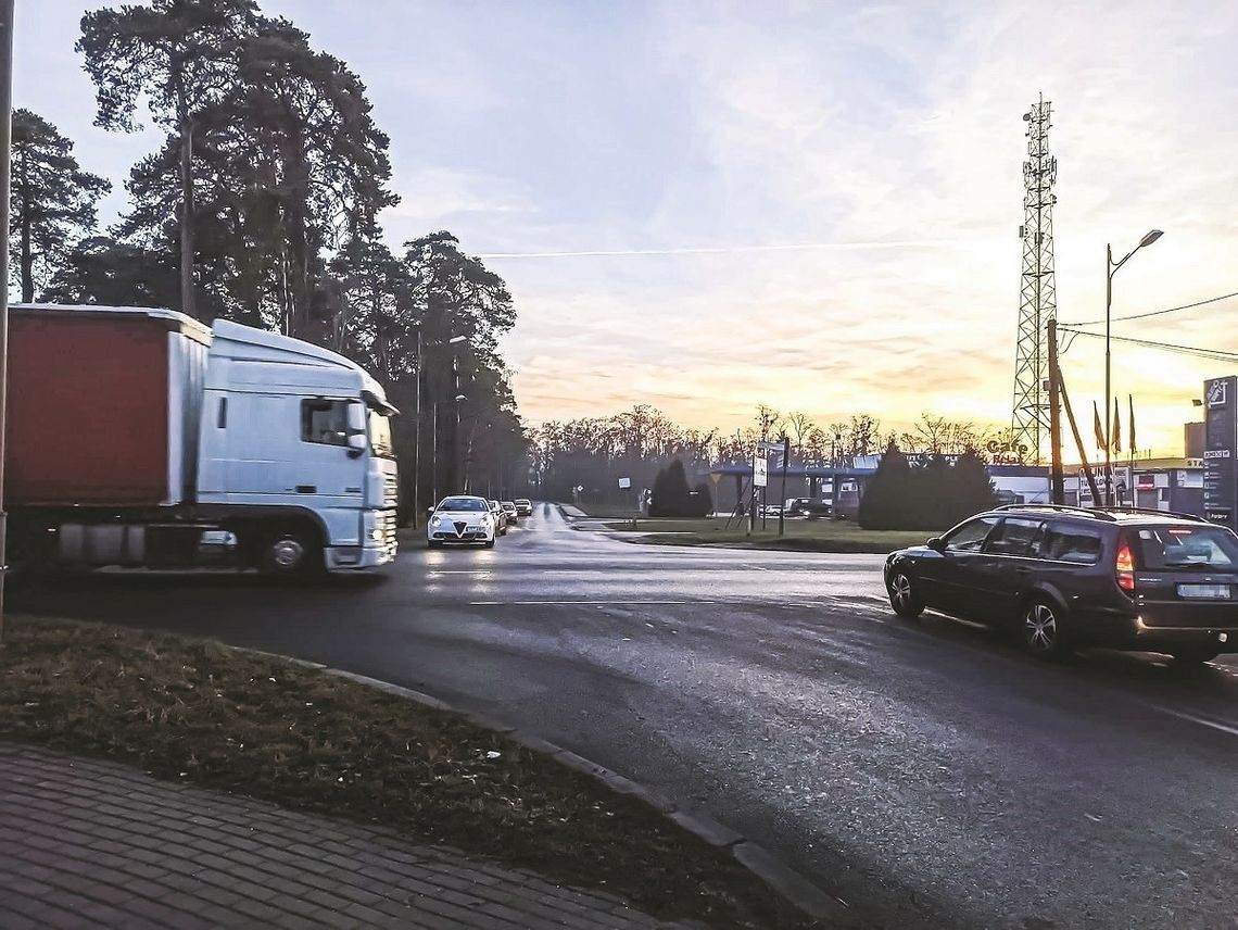 Skrzyżowanie Opolska-Bocznicowa-Kolejowa w Strzelcach Opolskich. Tu przydałoby się rondo Skrzyżowanie Opolska-Bocznicowa-Kolejowa w Strzelcach Opolskich. Tu przydałoby się rondo