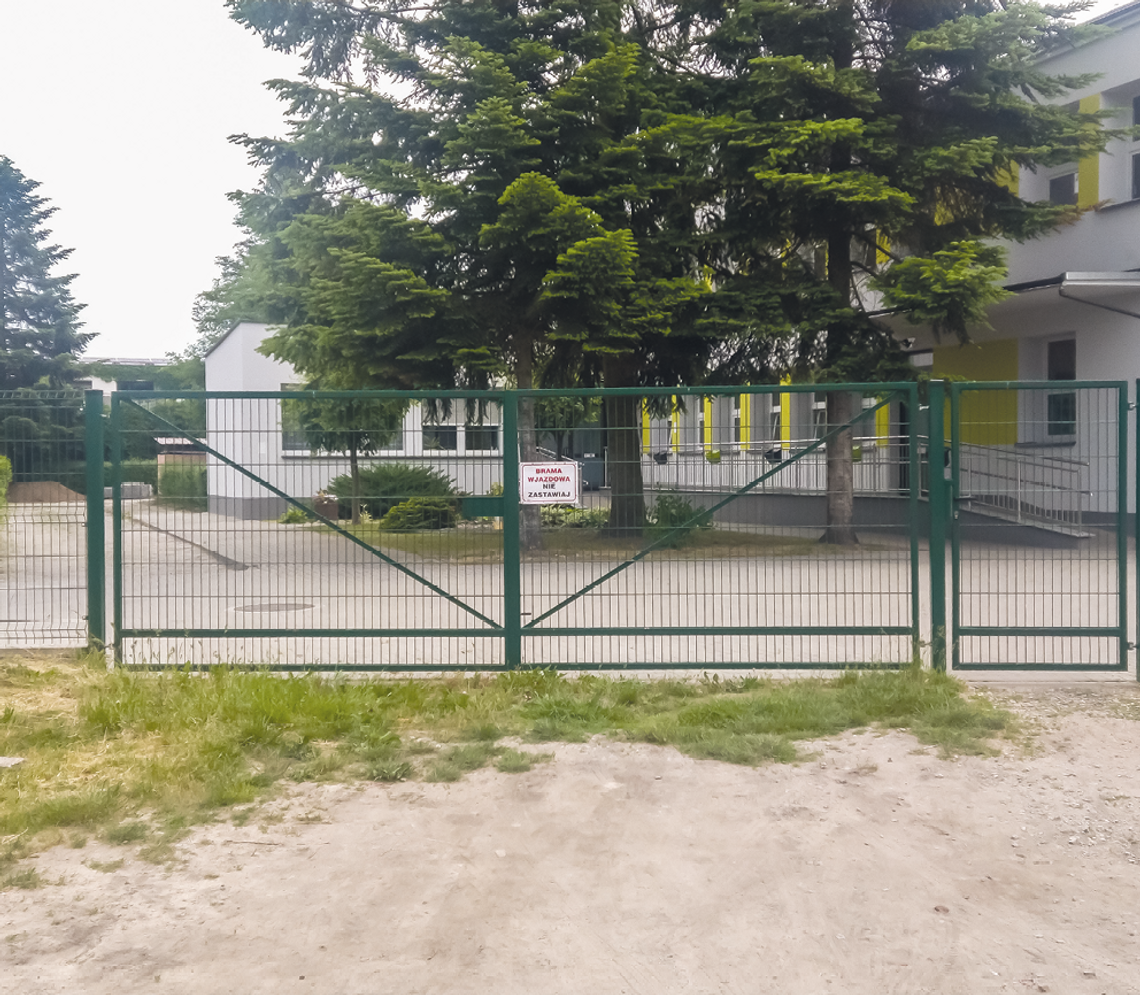 Słupek już nie blokuje wjazdu do przedszkola nr 3 w Zawadzkiem