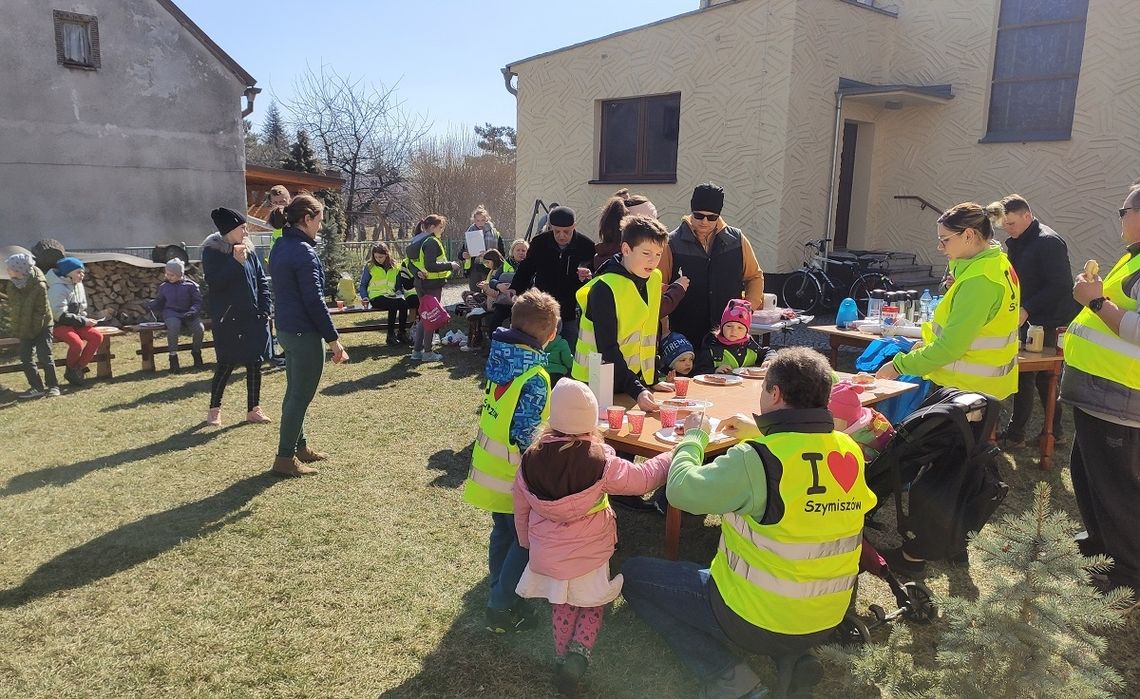 Spacerkiem przez Szymiszów-Osiedle. W imprezie udział wzięło 100 osób Spacerkiem przez Szymiszów-Osiedle. W imprezie udział wzięło 100 osób