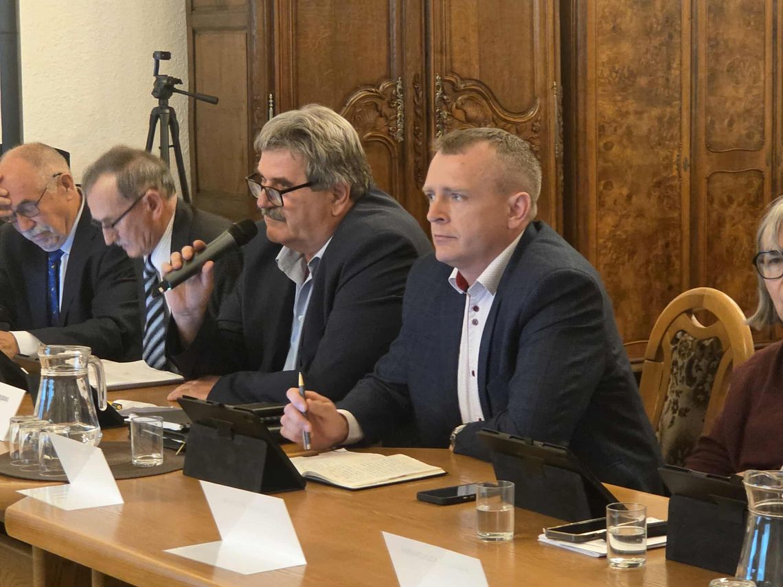 Spór o młodzieżową radę podzielił rajców. Wpłynęła skarga na ich zachowanie