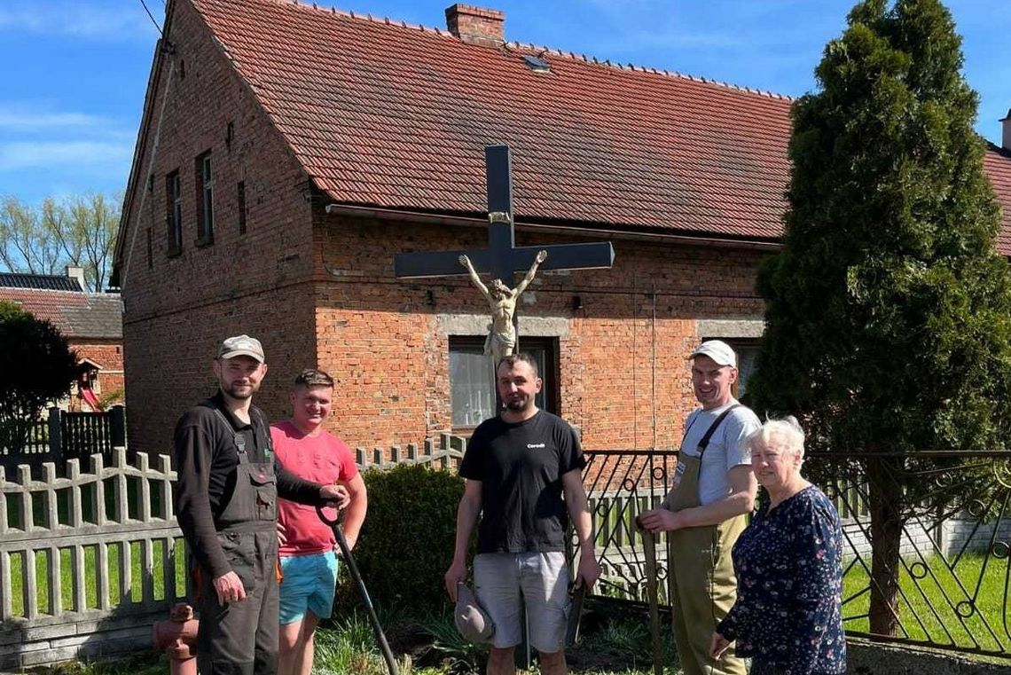 Spórok ma kolejny nowy krzyż. Postawiono go z inicjatywy mieszkańców