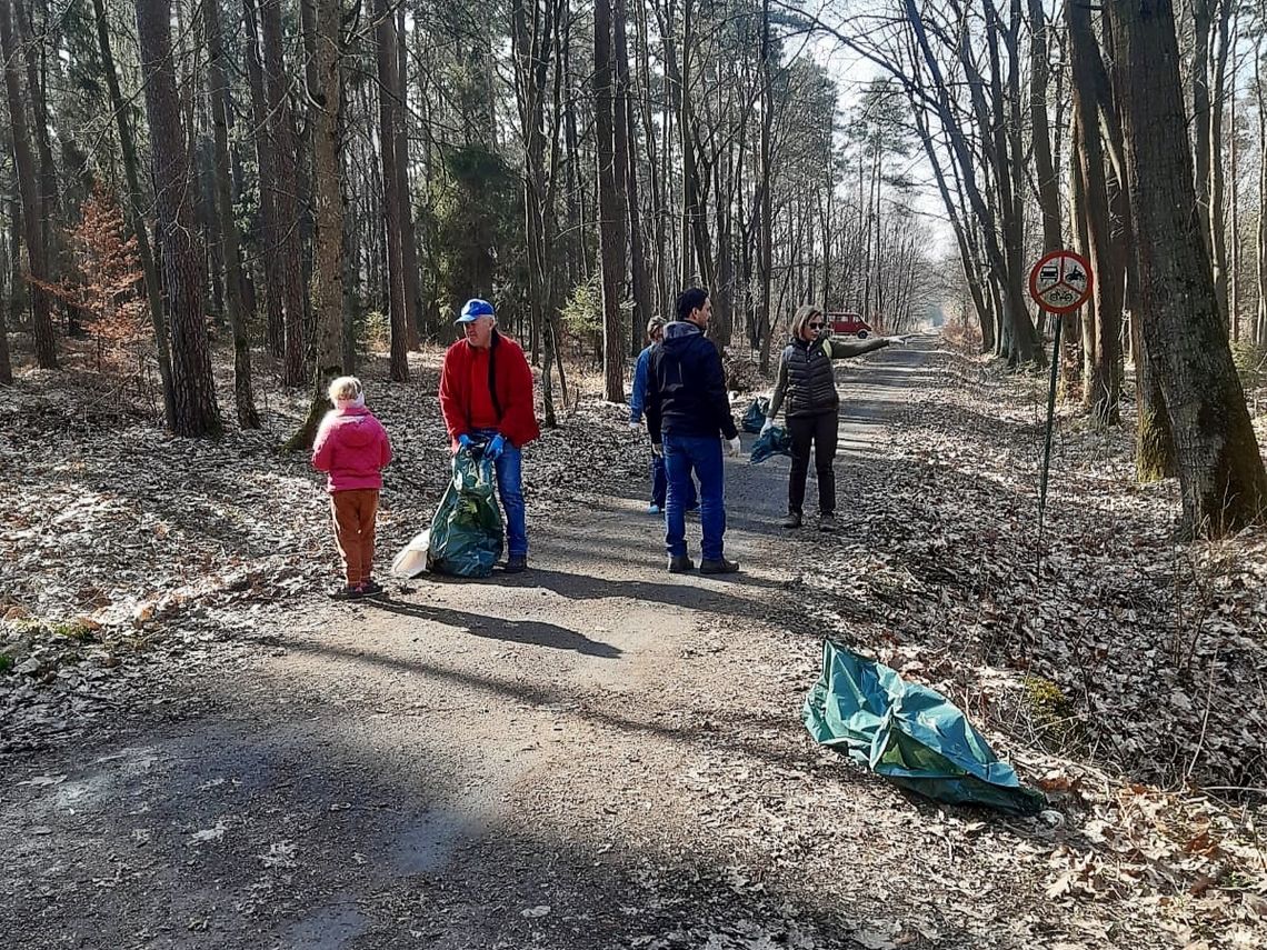 Sprzątali lasy w Zawadzkiem. Było w nich mnóstwo śmieci!