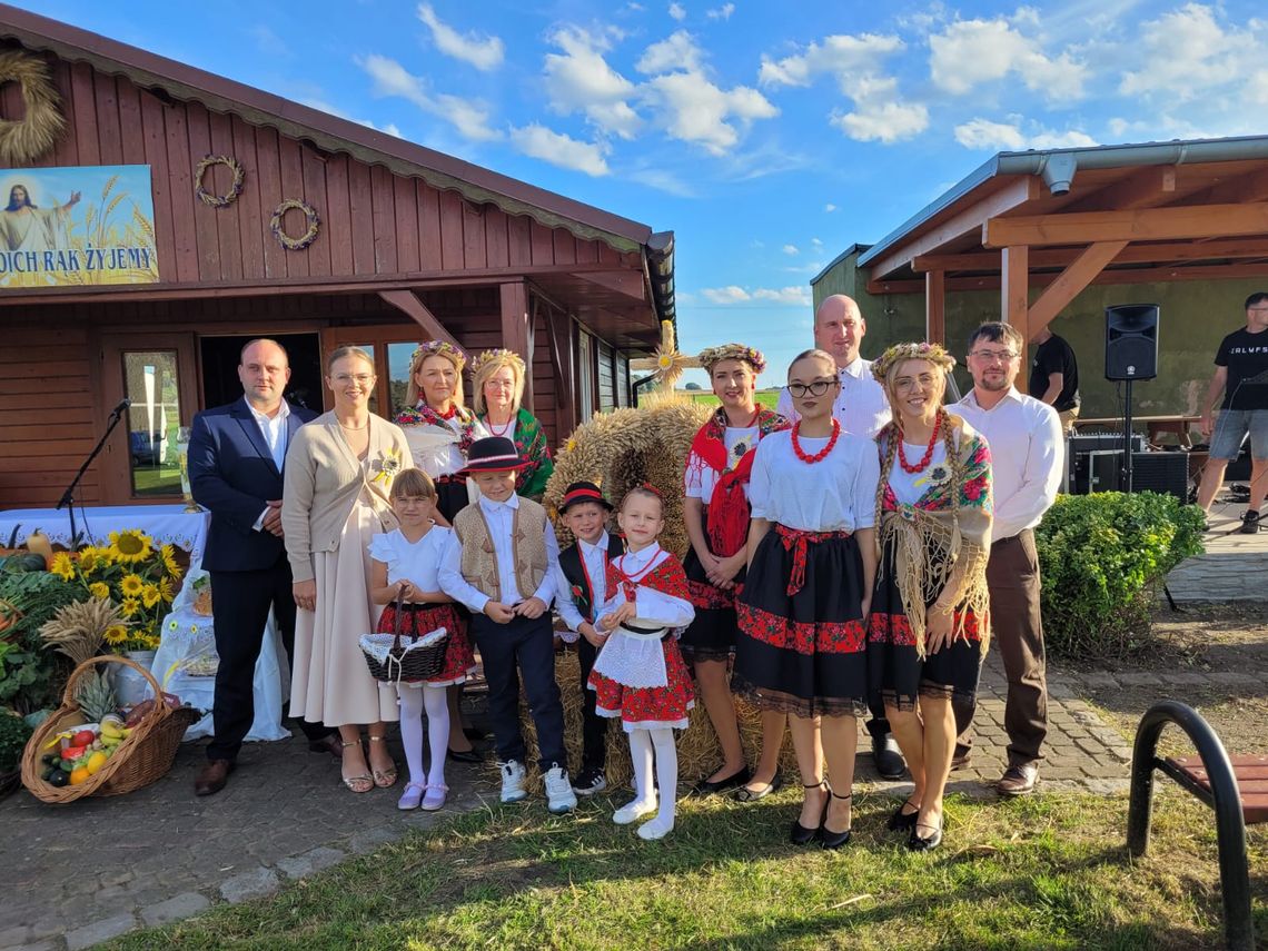 Dożynki parafialne w Sprzęcicach. Mieszkańcy podziękowali za plony i świętowali Dożynki parafialne w Sprzęcicach. Mieszkańcy podziękowali za plony i świętowali