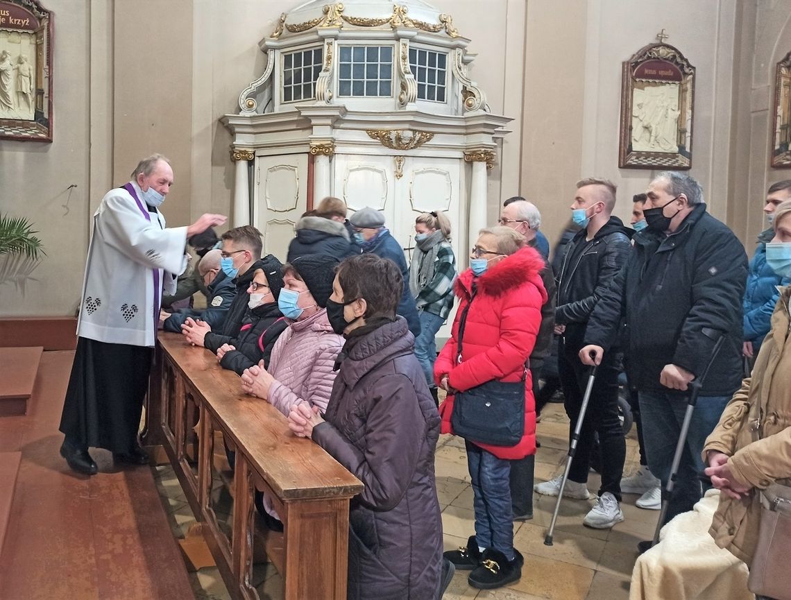 Środa Popielcowa. Dzisiaj w Kościele rozpoczyna się wielki post