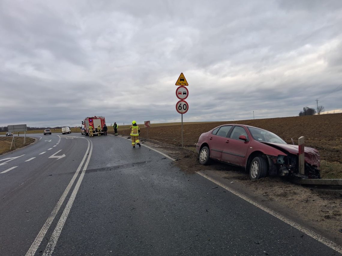 Zderzenie osobówek na drodze wojewódzkiej. Jedna osoba trafiła do szpitala