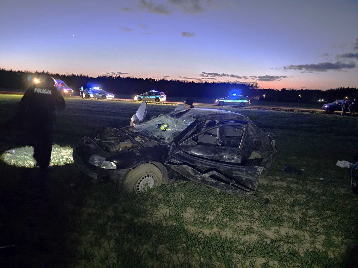 Pijany i z zakazem uciekał przed policją. Jazdę zakończył dachowaniem