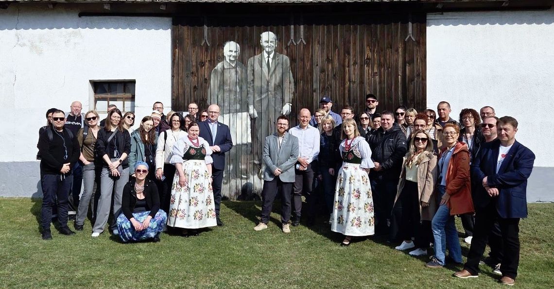 Gąsiorowice świecą przykładem. Miejscowość odwiedzili goście z całej Polski Gąsiorowice świecą przykładem. Miejscowość odwiedzili goście z całej Polski