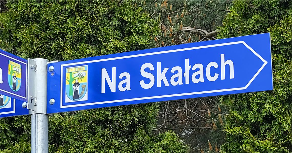 Nowa ulica w Gąsiorowicach. Nazwa nawiązuje do lokalnej tradycji Nowa ulica w Gąsiorowicach. Nazwa nawiązuje do lokalnej tradycji