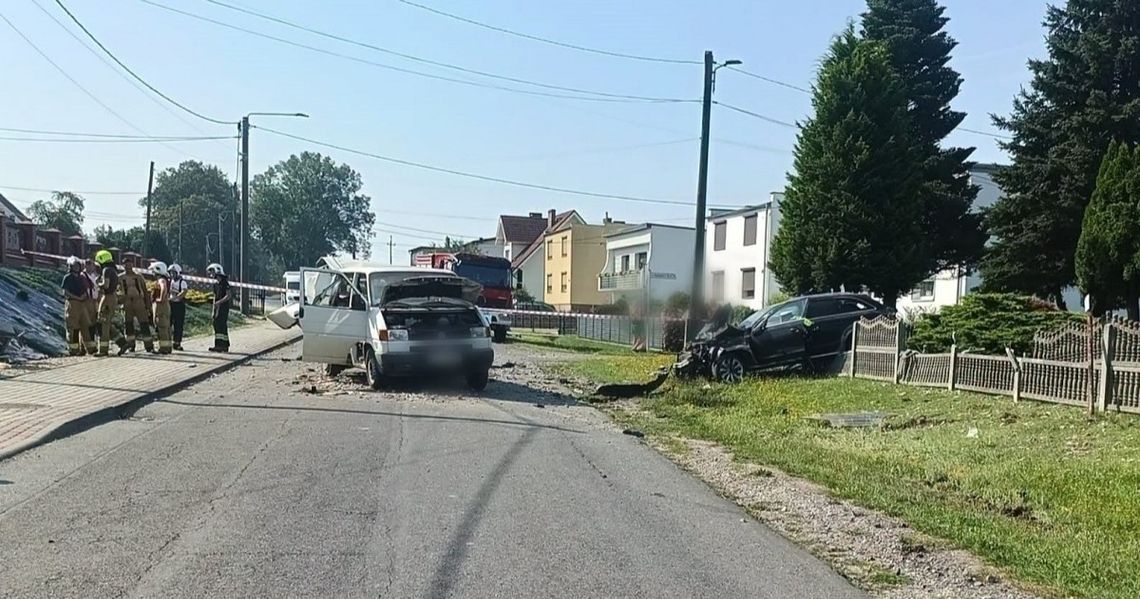 Z impetem uderzył w dostawczaka. Audi zawisło na ogrodzeniu Z impetem uderzył w dostawczaka. Audi zawisło na ogrodzeniu