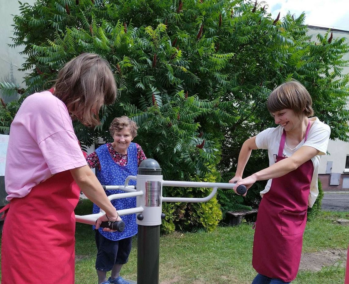 Twister, koła Tai Chi i chińczyk, czyli nowe urządzenia przy WTZ w Zawadzkiem