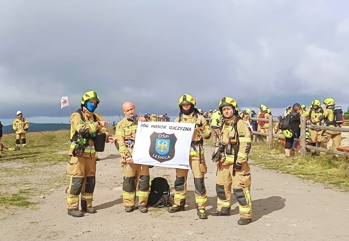 Druhowie z Leśnicy zdobyli Śnieżnik w pełnym umundurowaniu. Mieli ważny cel Druhowie z Leśnicy zdobyli Śnieżnik w pełnym umundurowaniu. Mieli ważny cel