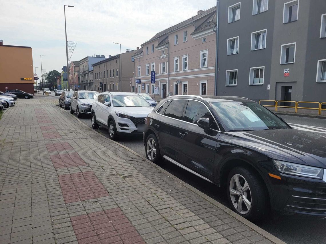 Parking czy komis samochodowy? Mieszkańcy mają dość wystawki na Krakowskiej Parking czy komis samochodowy? Mieszkańcy mają dość wystawki na Krakowskiej