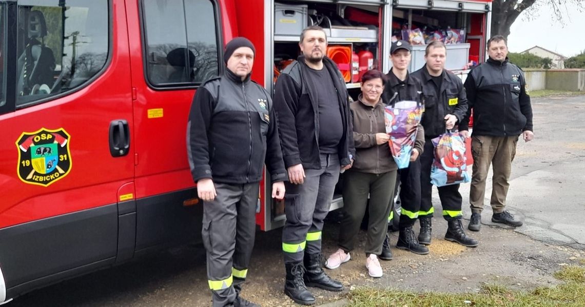 Strażacy i sołtysi z gminy Izbicko odwiedzili z paczkami mieszkańców