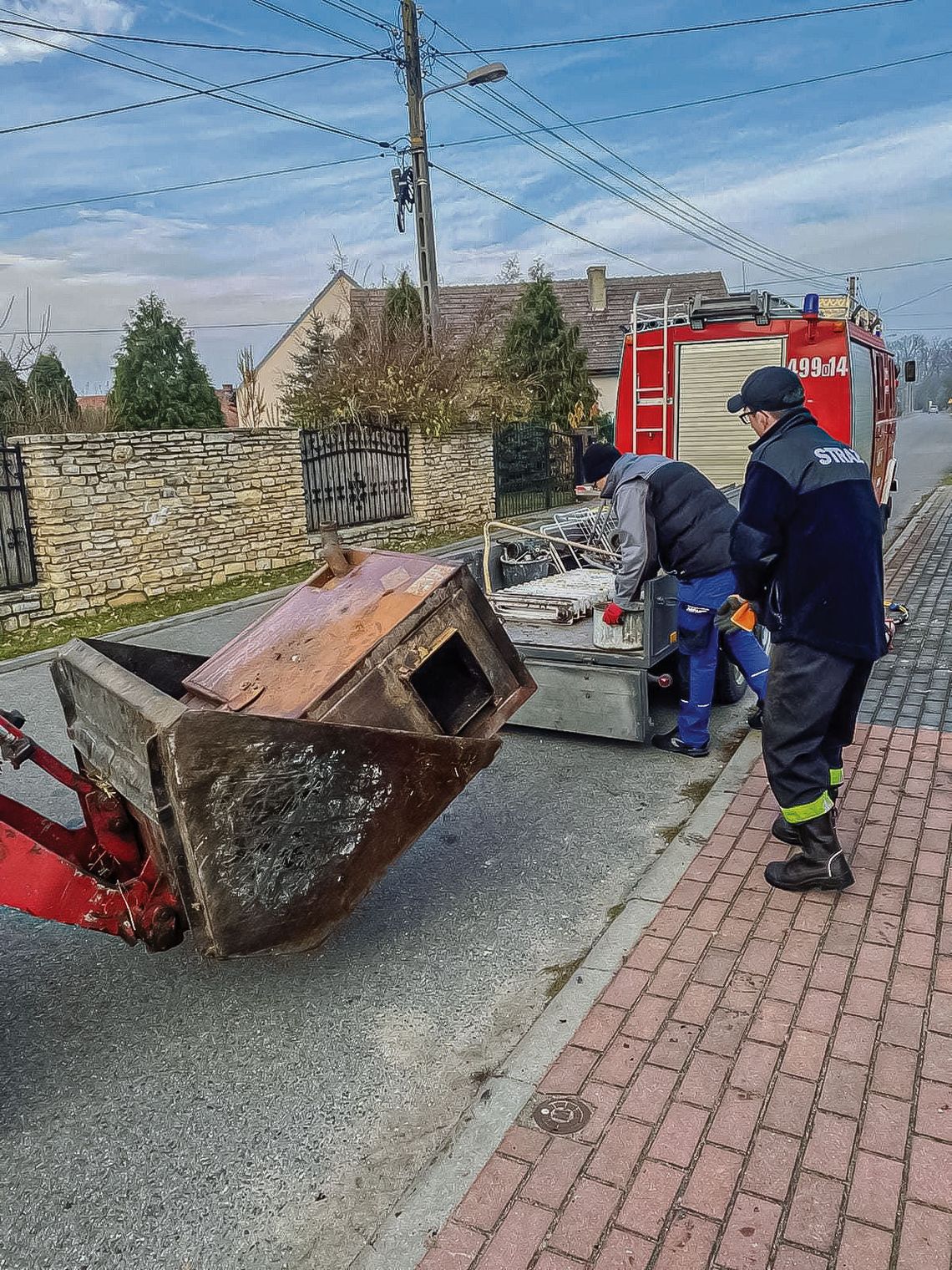 Strażacy z Izbicka rozprowadzali wśród mieszkańców kalendarze 