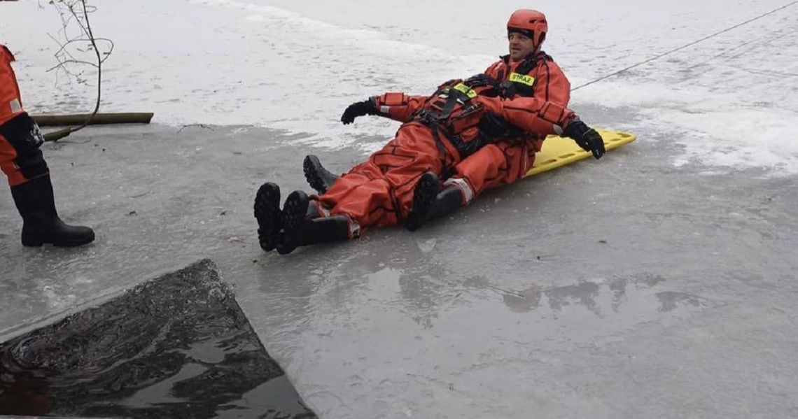 Strażacy z Niezdrowic ćwiczyli na lodzie - by skutecznie ratować innych Strażacy z Niezdrowic ćwiczyli na lodzie - by skutecznie ratować innych