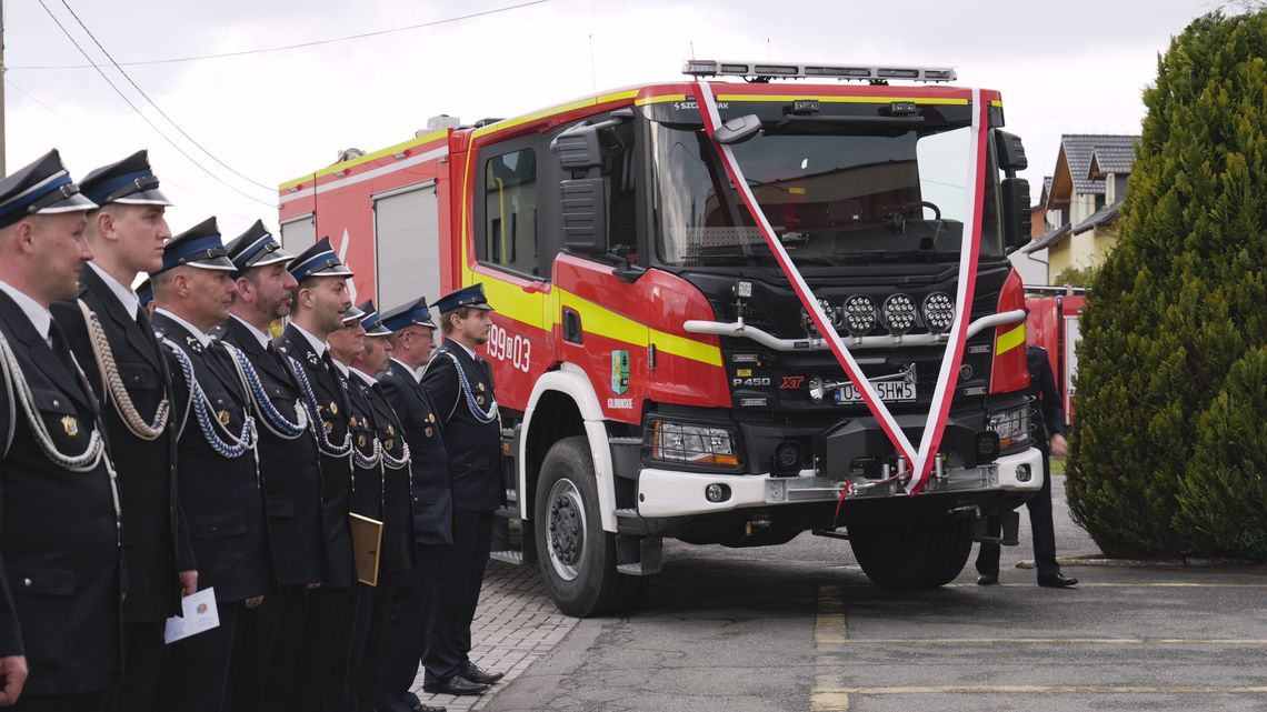 Strażacy z OSP Kolonowskie oficjalnie przyjęli nowy wóz. Wręczono też medale