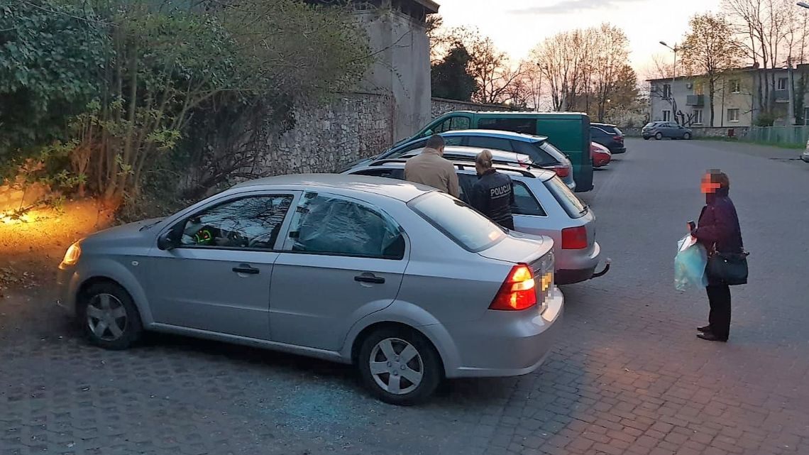 Strzelanina w Strzelcach Opolskich. Policjanci zabezpieczyli dwa pistolety Strzelanina w Strzelcach Opolskich. Policjanci zabezpieczyli dwa pistolety