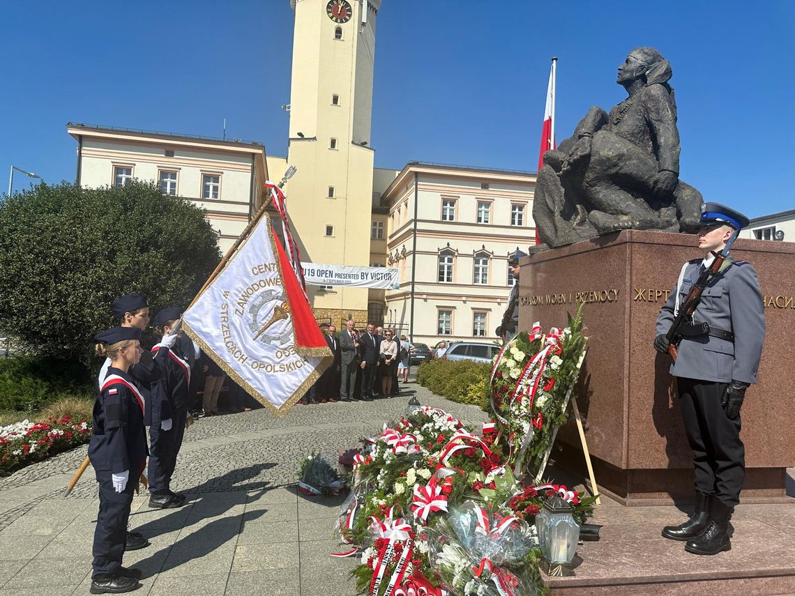 Strzelce Opolskie pamiętają. Uczcili bohaterów i poległych w II wojnie światowej Strzelce Opolskie pamiętają. Uczcili bohaterów i poległych w II wojnie światowej