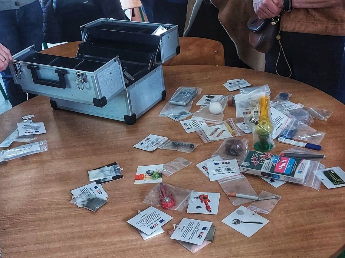 Strzeleccy policjanci rozmawiali z rodzicami o zagrożeniach wśród dzieci Strzeleccy policjanci rozmawiali z rodzicami o zagrożeniach wśród dzieci