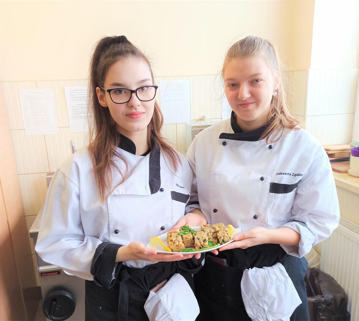 Sushi, kofta, tatar z karpia. Uczniowie CKZiU w Strzelcach Opolskich gotują świąteczne potrawy Sushi, kofta, tatar z karpia. Uczniowie CKZiU w Strzelcach Opolskich gotują świąteczne potrawy