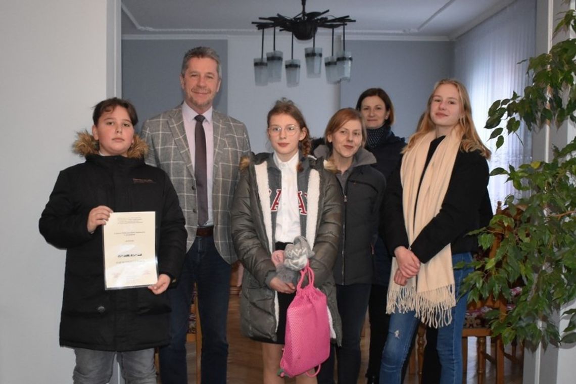 Świąteczne dary dla Czortkowa. W zbiórkę zaangażowali się uczniowie podstawówki