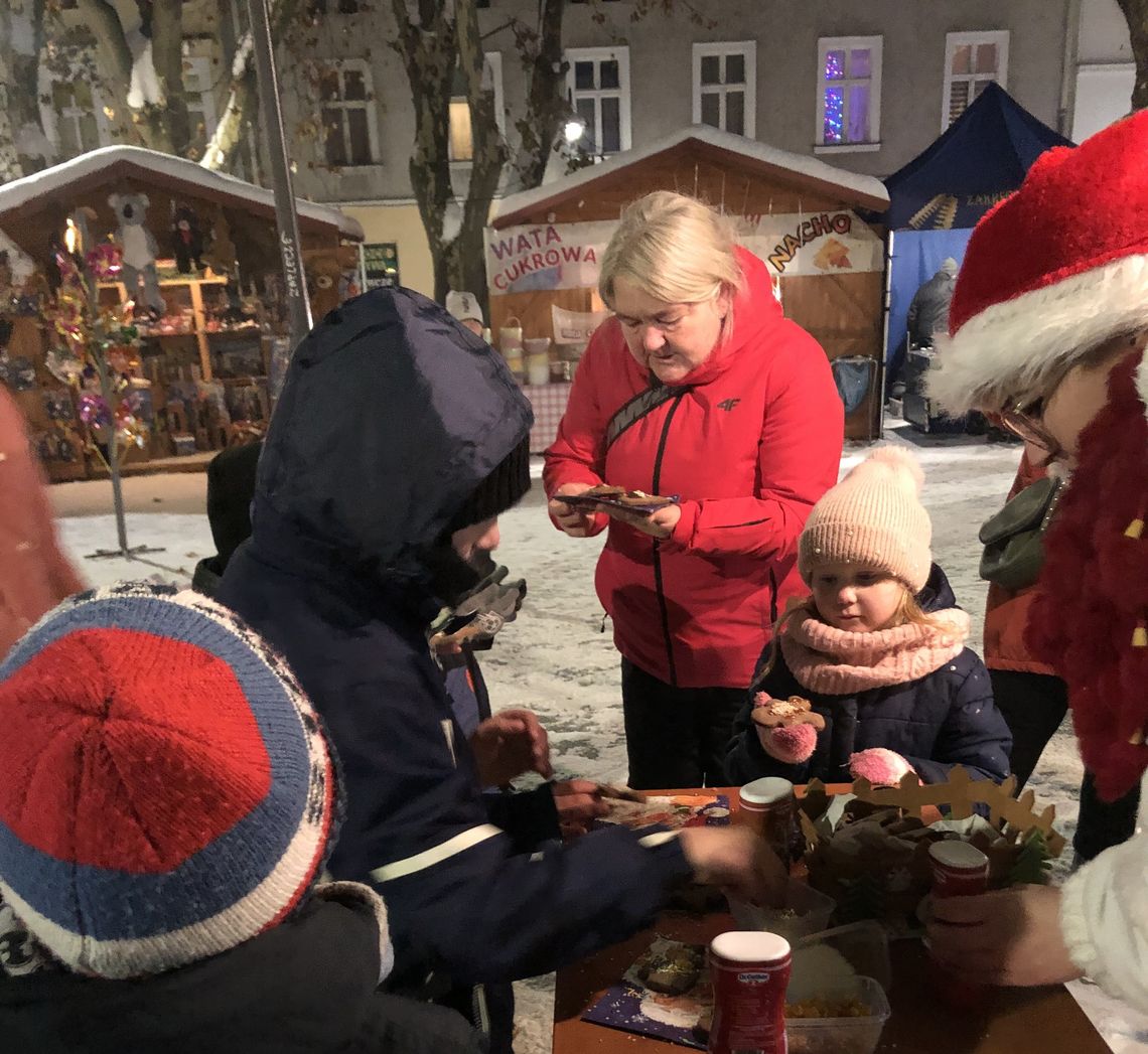 Spotkanie przy choince na placu Żeromskiego. Moc atrakcji dla najmłodszych Spotkanie przy choince na placu Żeromskiego. Moc atrakcji dla najmłodszych