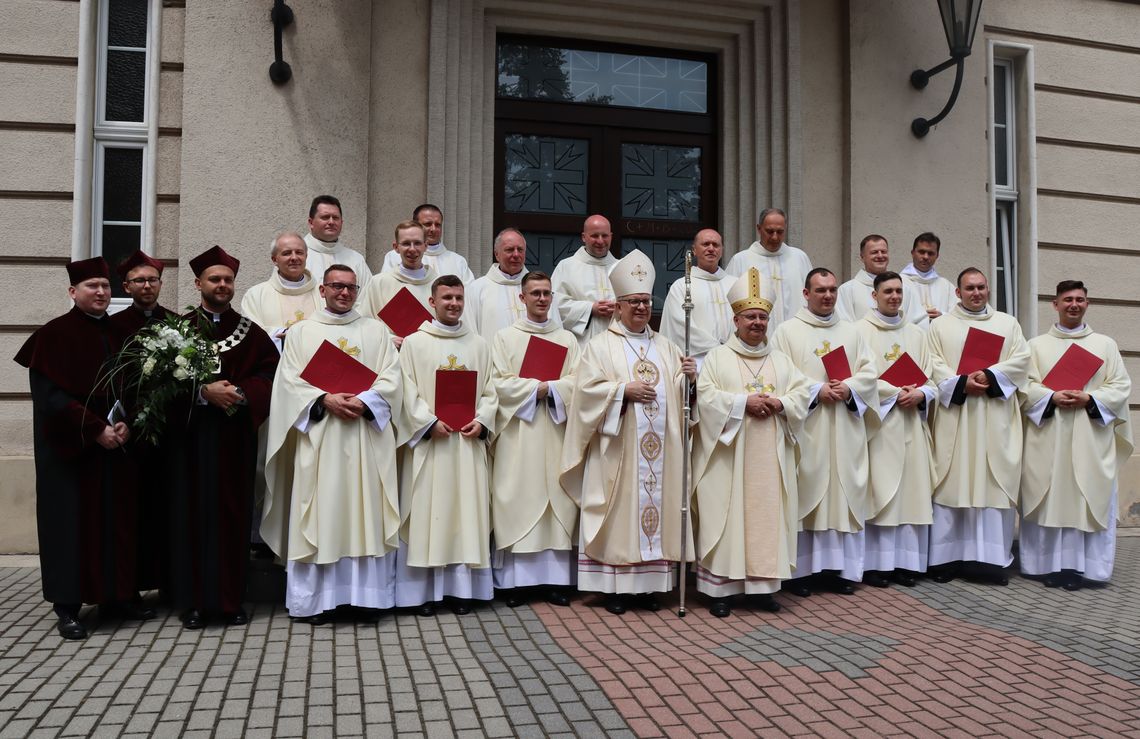 Święcenia kapłańskie 2022. W katedrze opolskiej otrzymało je ośmiu diakonów