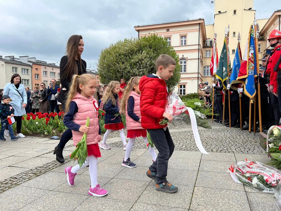 Święto Konstytucji 3 Maja w Strzelcach Opolskich. Uroczystość na rynku