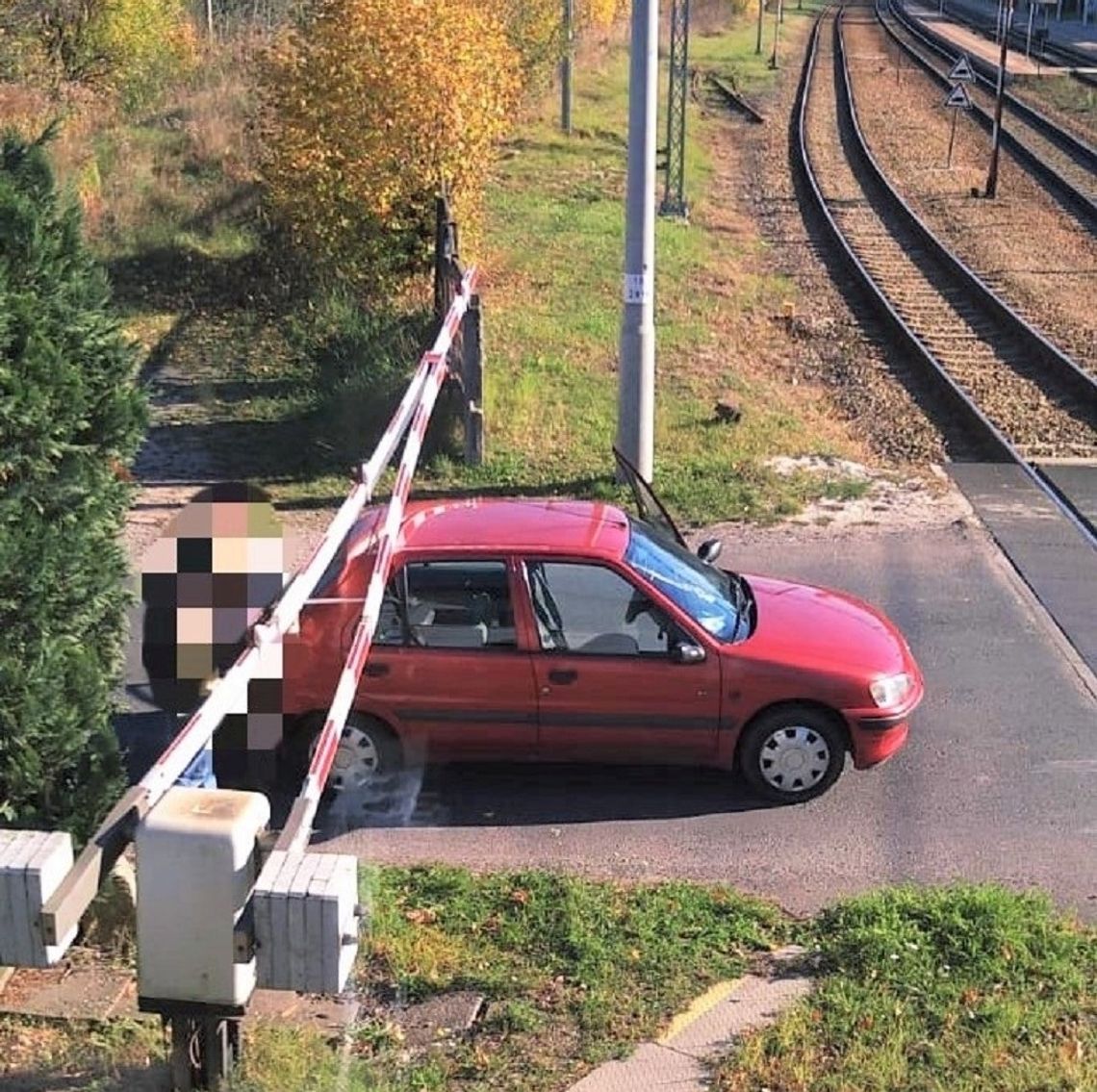Szymiszów. 83-letni kierowca wjechał pod opuszczoną rogatkę Szymiszów. 83-letni kierowca wjechał pod opuszczoną rogatkę