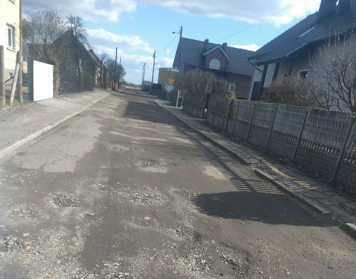 Ta droga jest jak szwajcarski ser. A pieniędzy na remont na razie brak