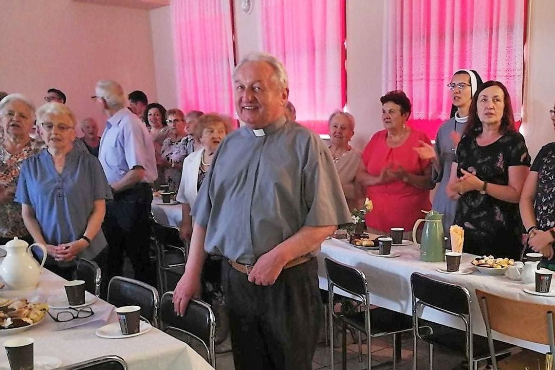 Tłumy parafian ze Staniszcz Małych świętowały urodziny swojego proboszcza