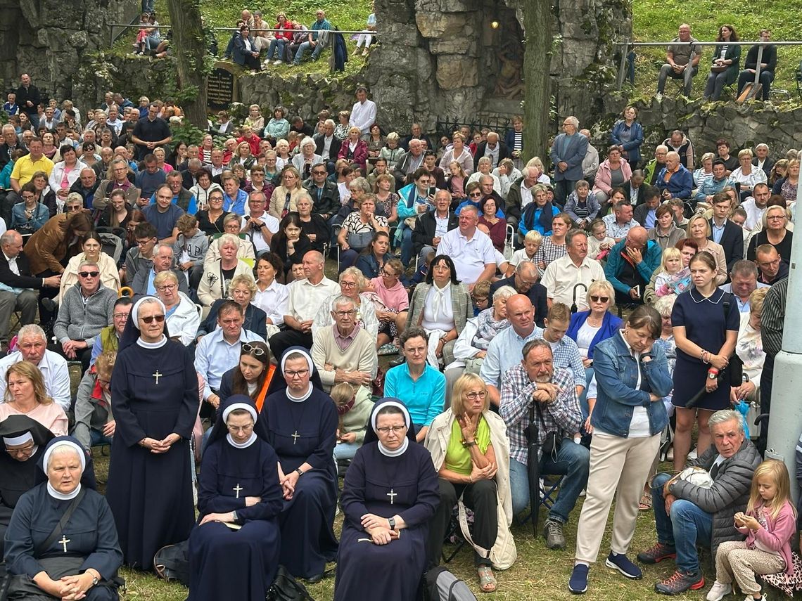 Tłumy wiernych na Górze św. Anny na odpuście ku czci jej patronki Tłumy wiernych na Górze św. Anny na odpuście ku czci jej patronki