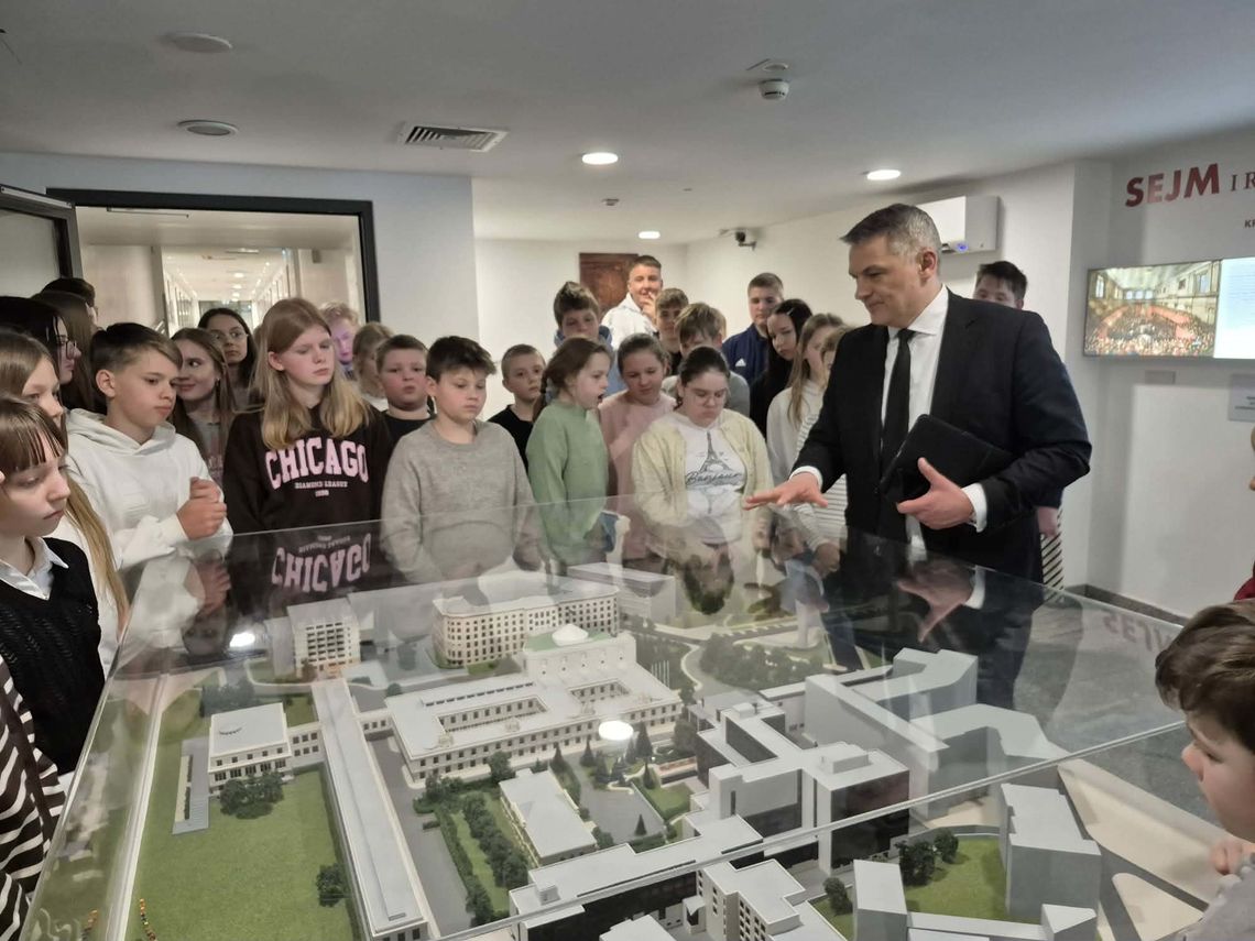 Wyjątkowa lekcja uczniów z Rozmierki. Odwiedzili Sejm