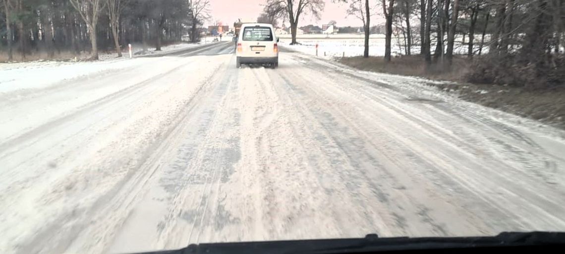 Trudne warunki na drogach powiatu strzeleckiego. Wiatr naniósł sporo śniegu