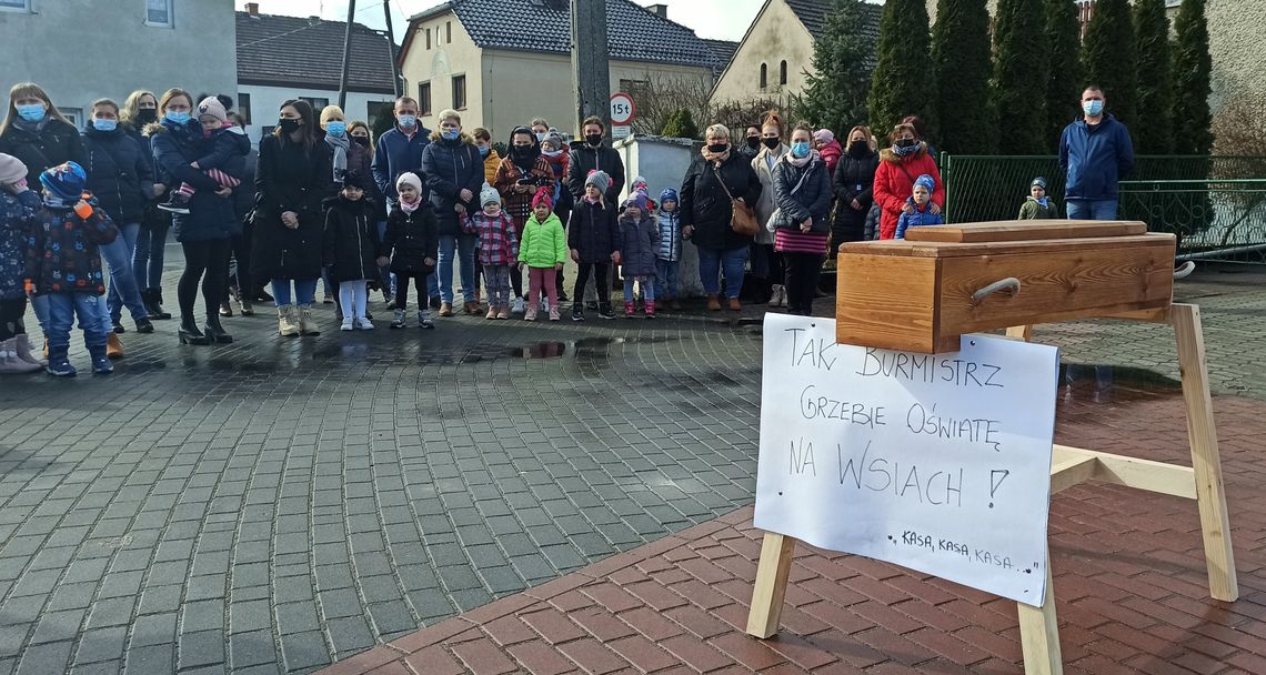 Trumna przed przedszkolem Trumna przed przedszkolem