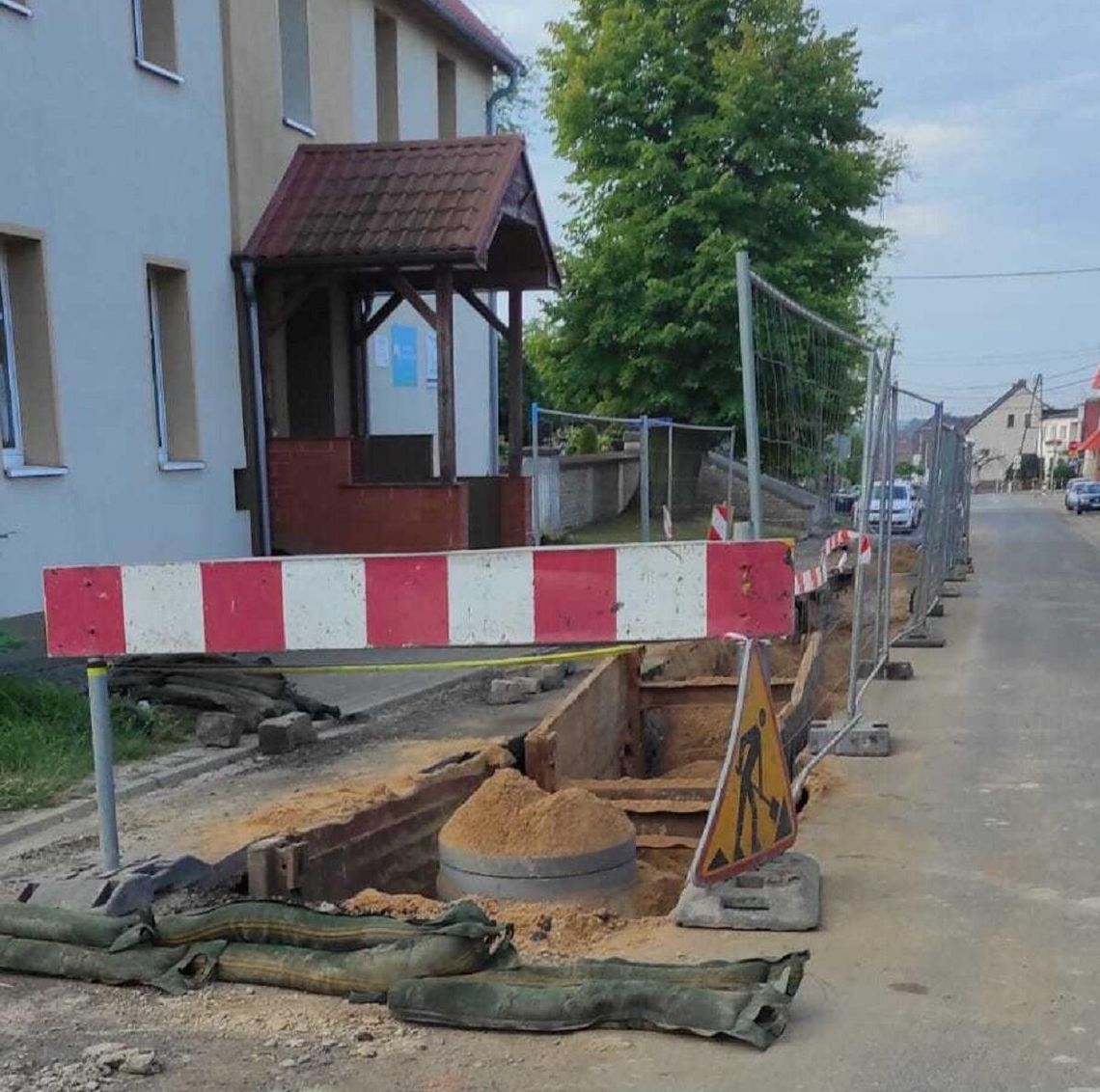 Inwestycje kanalizacyjne na terenie gminy Leśnica. Gdzie trwają prace?