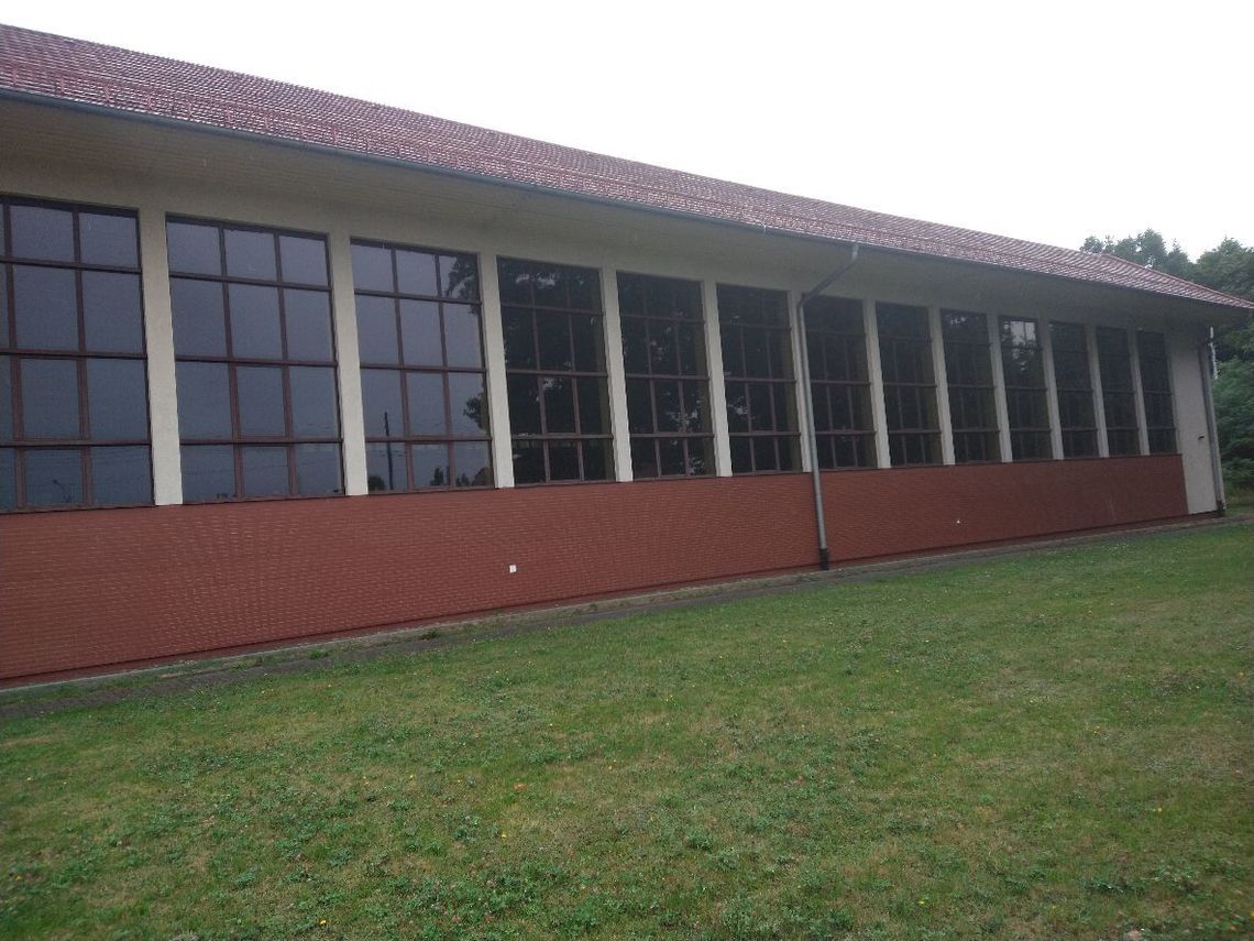 Trwa montaż kamer przy hali sportowej w Kolonowskiem. Ma być bezpieczniej