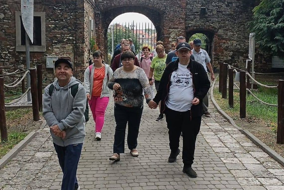Uczestnicy WTZ w Zawadzkiem odkrywali tajemnice zamku w Toszku