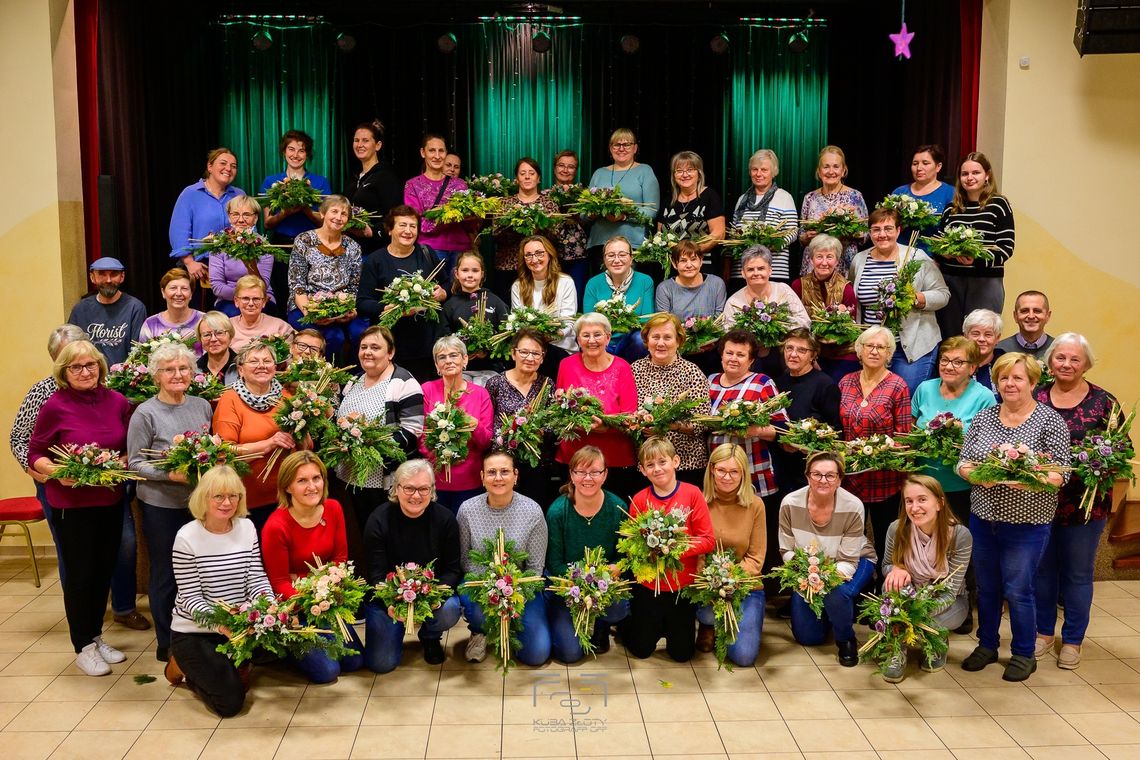 Tworzyli stroiki z myślą o bliskich, czyli warsztaty florystyczne w Kolonowskiem Tworzyli stroiki z myślą o bliskich, czyli warsztaty florystyczne w Kolonowskiem