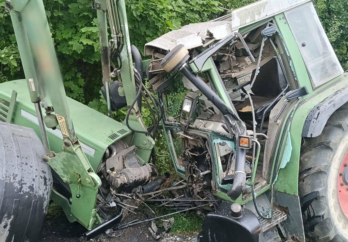 Niebezpieczne zdarzenie w Jędryniach. 17-latek uderzył ciągnikiem w wiadukt