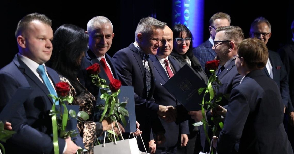 Uczniowie i nauczyciele z powiatu strzeleckiego nagrodzeni przez marszałka