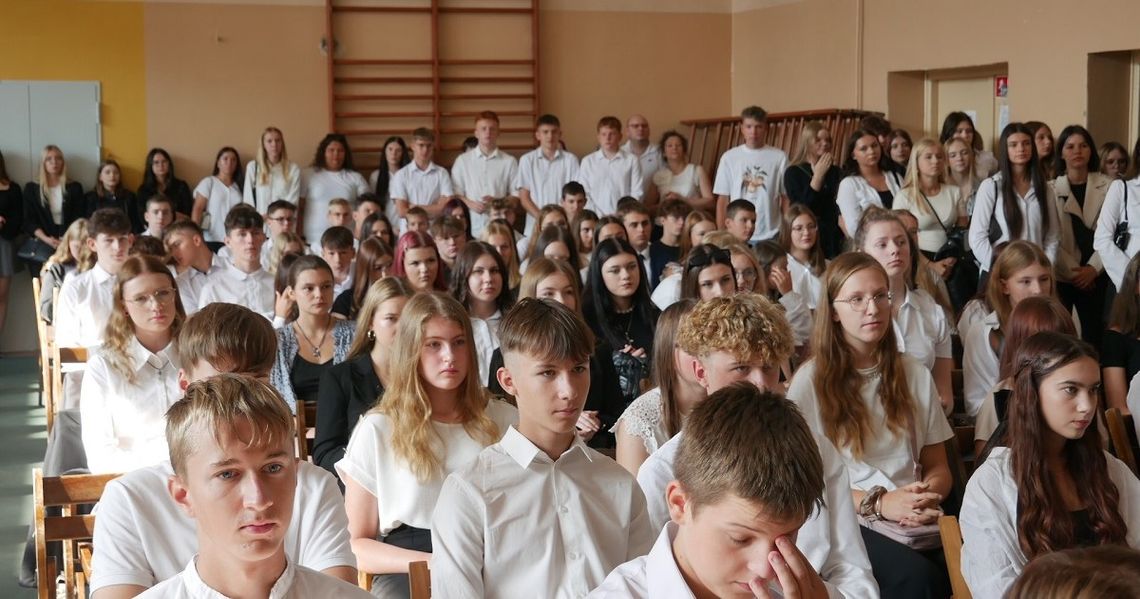 Uczniowie wrócili do szkół. Placówki powitały po nowemu Uczniowie wrócili do szkół. Placówki powitały po nowemu